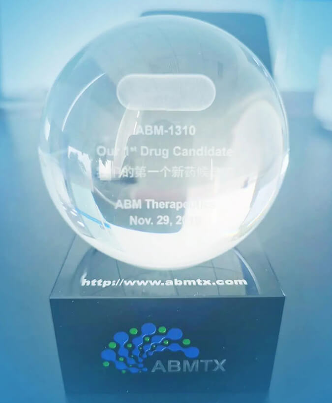 璧辰医药赠予凯时网站“我们的第一个候选化合物”纪念奖杯.jpg